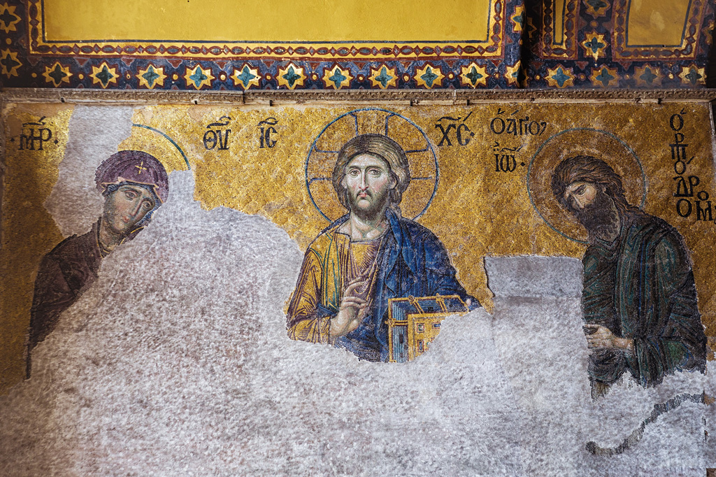 Фото: Мозаика на стенах собора